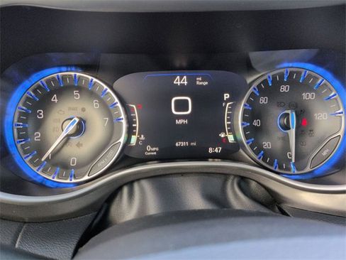 Certified 2024 Chrysler Pacifica Touring-L image 17