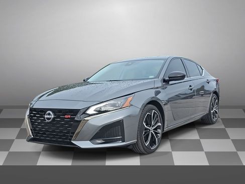 Used 2025 Nissan Altima 2.5 SR FWD image 3