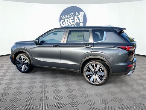 New 2025 Mitsubishi Outlander SE image 5