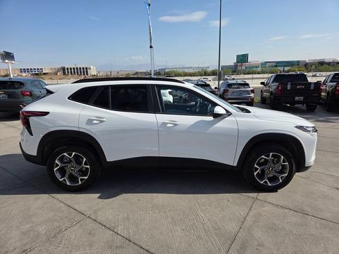 Used 2026 Chevrolet Trax LT w/ LT Convenience Package FWD image 7