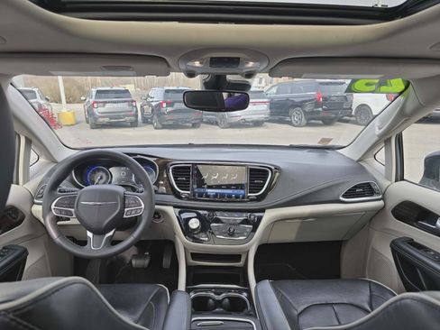 Used 2023 Chrysler Pacifica Limited image 17