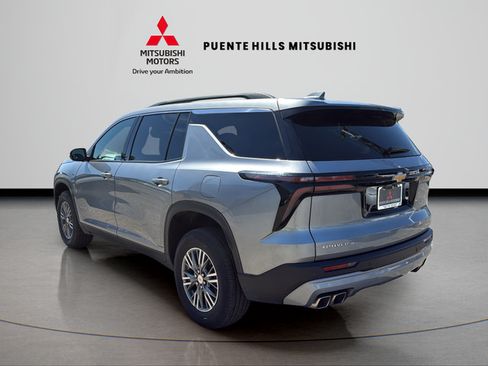 Used 2025 Chevrolet Traverse LT FWD image 7
