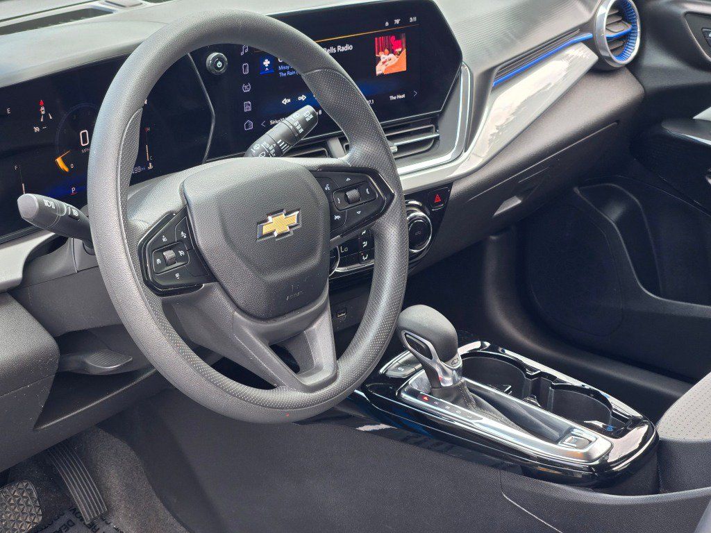 Used 2025 Chevrolet Trax LT FWD image 23