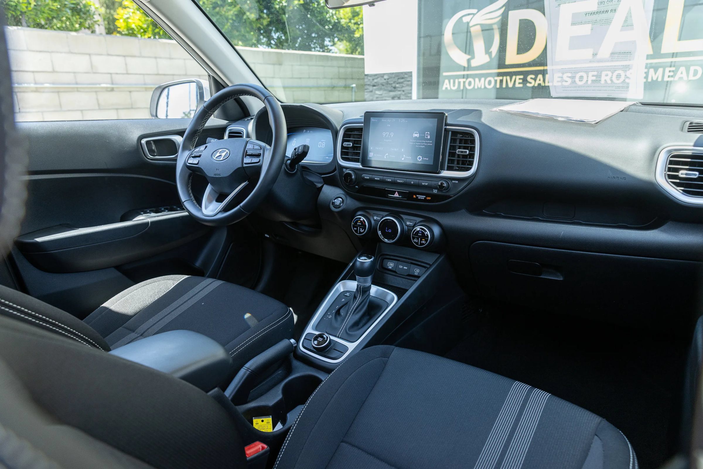 Used 2025 Hyundai Venue SEL FWD image 24