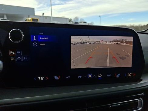 Used 2025 Chevrolet Traverse LT image 18