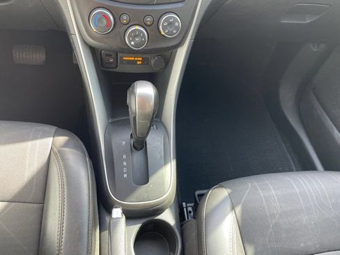 Used 2019 Chevrolet Trax LT w/ LT Convenience Package FWD image 12
