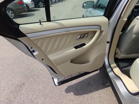 Used 2016 Ford Taurus SE image 14