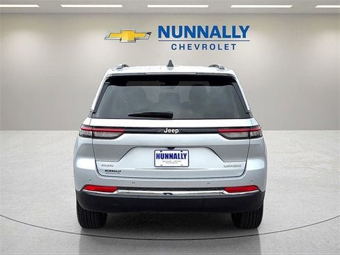 Used 2024 Jeep Grand Cherokee Laredo X image 4