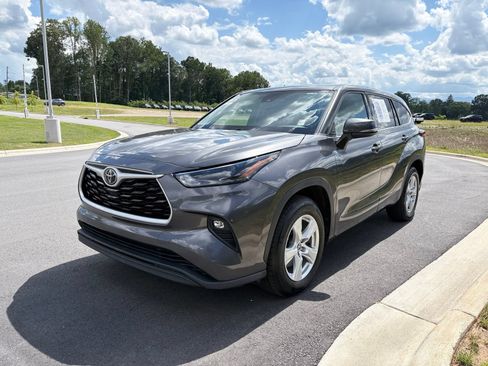 Used 2022 Toyota Highlander LE FWD image 3