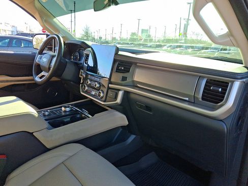 Used 2022 Ford Expedition XLT image 11