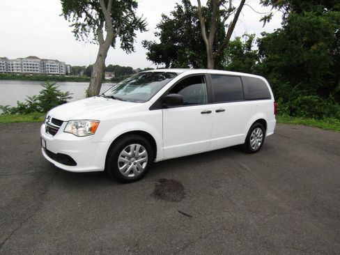 Used 2019 Dodge Grand Caravan SE w/ UConnect Hands-Free Group image 41