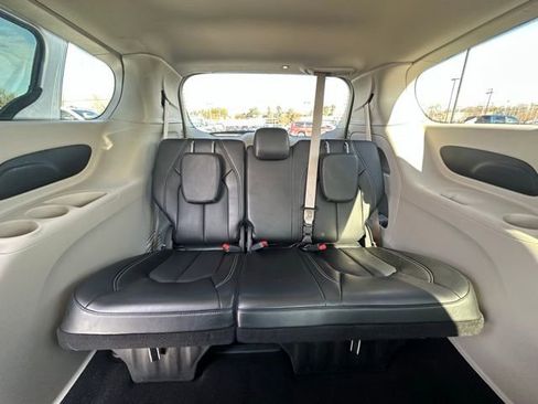 Used 2024 Chrysler Pacifica Touring-L image 31
