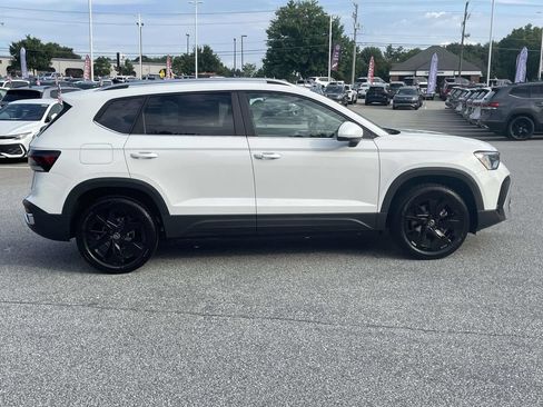 New 2026 Volkswagen Taos SE FWD image 8