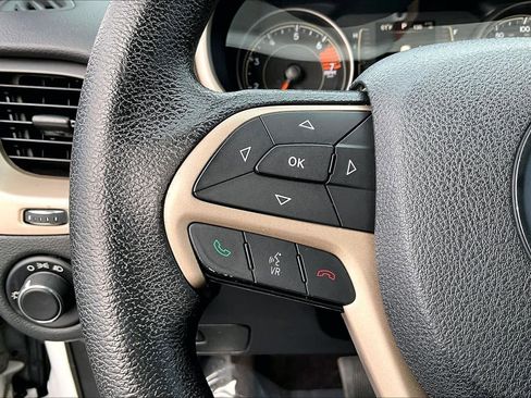 Used 2016 Jeep Cherokee Sport image 21