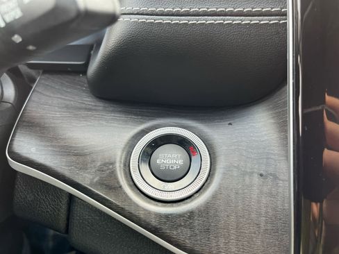 Used 2023 Jeep Grand Cherokee Limited image 17