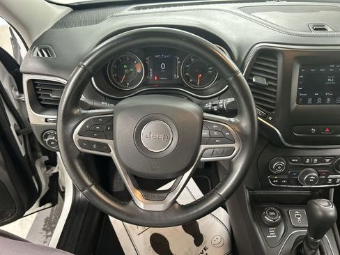 Used 2019 Jeep Cherokee Latitude Plus AWD/4WD image 4