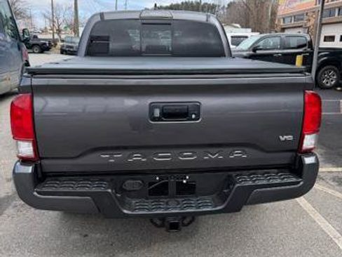 Used 2017 Toyota Tacoma SR5 image 5