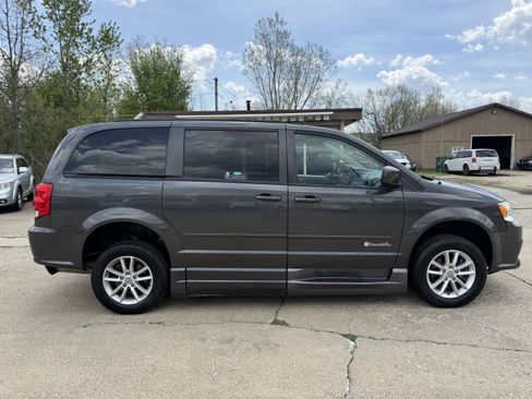 Used 2016 Dodge Grand Caravan SXT FWD image 7