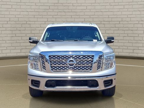 Used 2018 Nissan Titan SV w/ SV Convenience Package RWD image 2