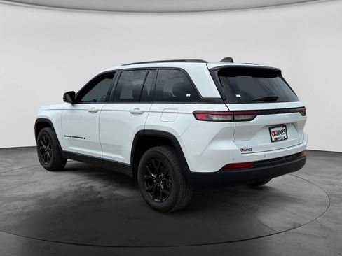 Used 2024 Jeep Grand Cherokee Altitude RWD image 8