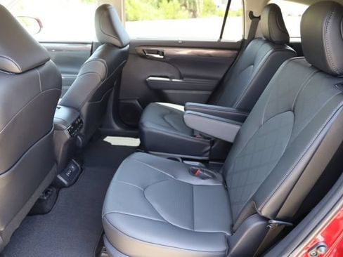 New 2026 Toyota Highlander Platinum AWD/4WD image 13