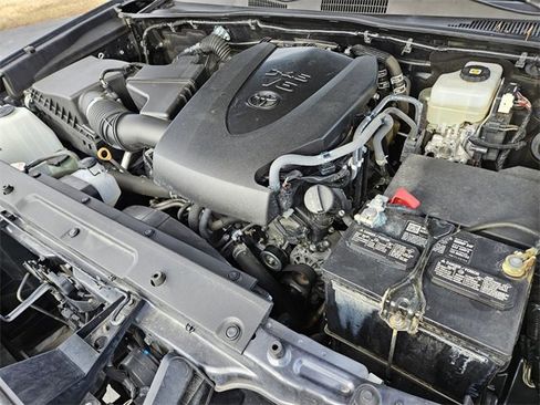 Used 2022 Toyota Tacoma TRD Off-Road w/ Technology Package image 18