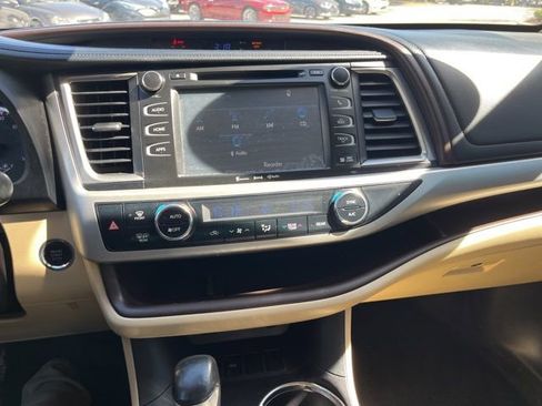 Used 2017 Toyota Highlander XLE image 22