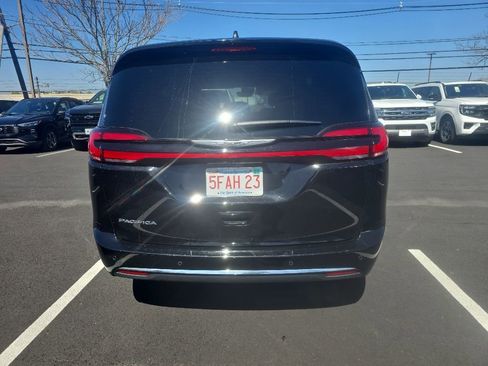Used 2025 Chrysler Pacifica Select FWD image 5