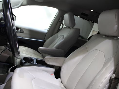 Used 2021 Chrysler Pacifica Touring-L FWD image 28