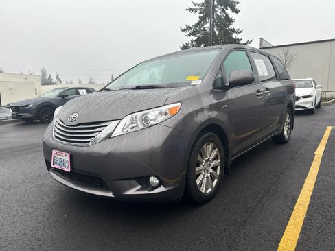 Used 2017 Toyota Sienna XLE image 3