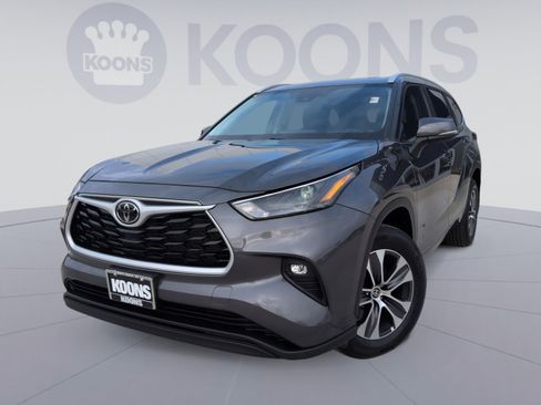 Used 2024 Toyota Highlander LE image 1