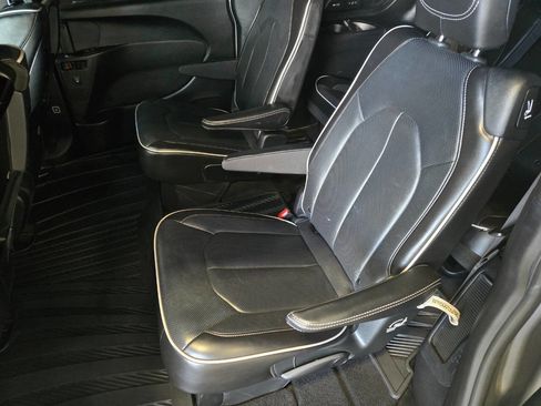 Used 2020 Chrysler Pacifica Limited w/ Advanced Safetytec Group FWD image 17