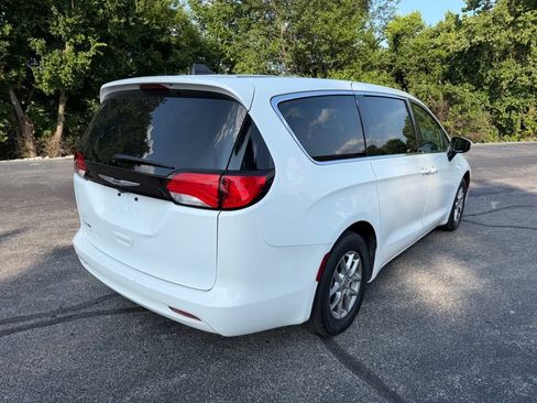 Used 2023 Chrysler Voyager LX FWD image 3