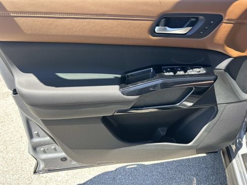 New 2026 Nissan Pathfinder Platinum w/ Lighting Package AWD/4WD image 17