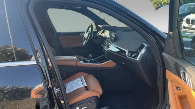 Used 2023 BMW X5 xDrive40i w/ Premium Package AWD/4WD image 3