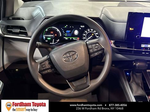 Used 2025 Toyota Sienna LE AWD/4WD image 14