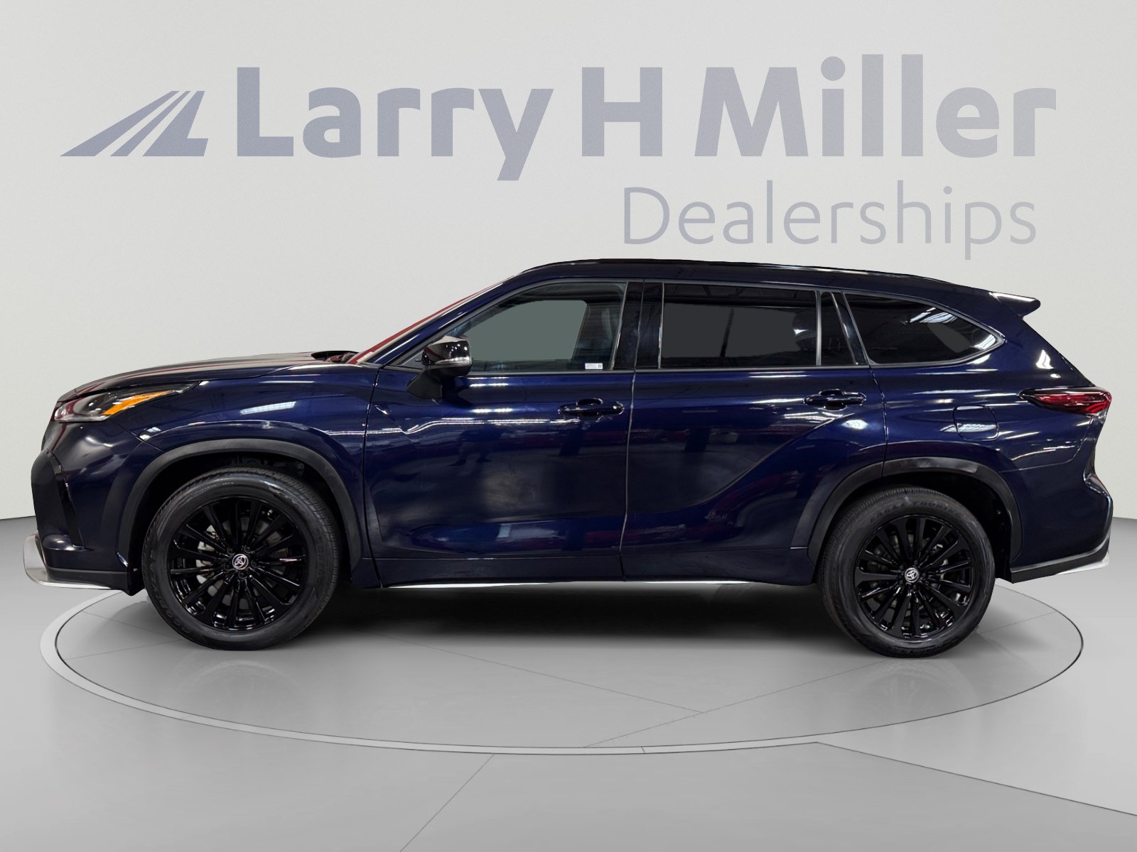 Used 2025 Toyota Highlander XSE AWD/4WD image 2