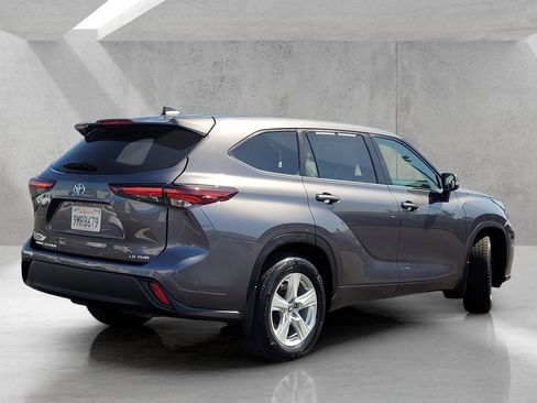 Used 2024 Toyota Highlander LE AWD/4WD image 5