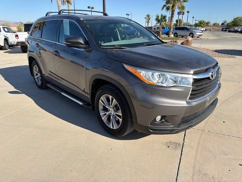 Used 2014 Toyota Highlander XLE AWD/4WD image 2