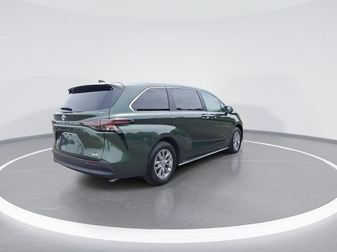 Certified 2025 Toyota Sienna XLE FWD image 9