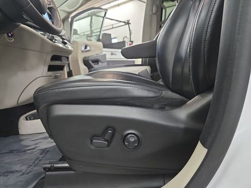 Certified 2023 Chrysler Pacifica Touring-L FWD image 30