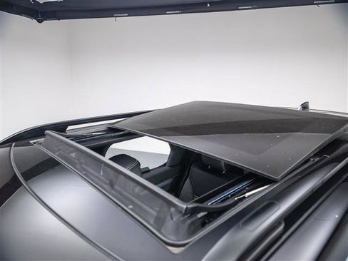 New 2026 Land Rover Discovery Limited Edition AWD/4WD image 14