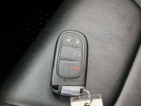 Used 2019 Jeep Cherokee Latitude Plus w/ Cold Weather Group AWD/4WD image 35