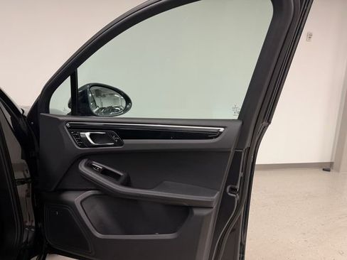 Certified 2025 Porsche Macan image 32