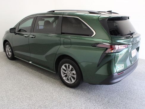 Used 2026 Toyota Sienna XLE FWD image 9