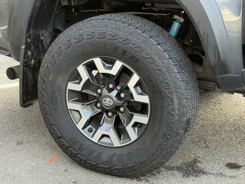 Certified 2023 Toyota Tacoma TRD Off-Road image 36