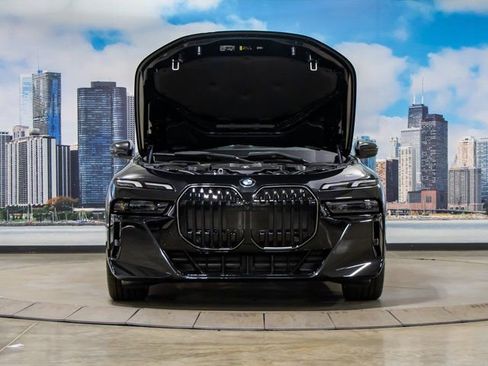 Used 2025 BMW 760i xDrive w/ Premium Package image 4