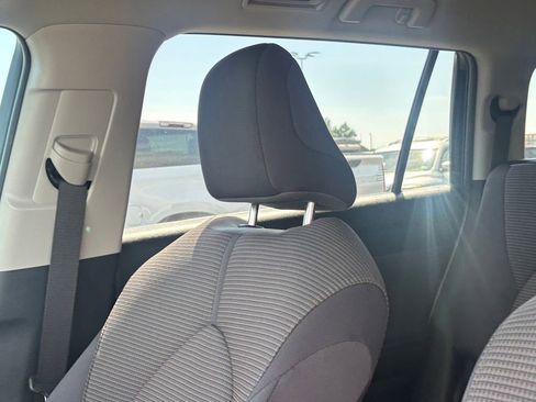Used 2025 Toyota Highlander LE FWD image 12
