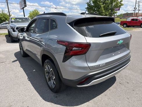 Used 2024 Chevrolet Trax LT w/ Driver Confidence Package FWD image 8