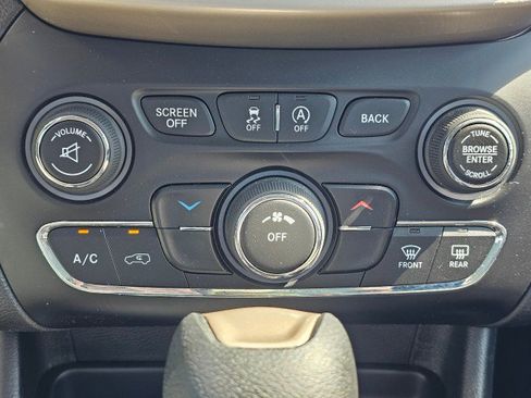 Used 2015 Jeep Cherokee Latitude w/ Trailer Tow Group AWD/4WD image 34